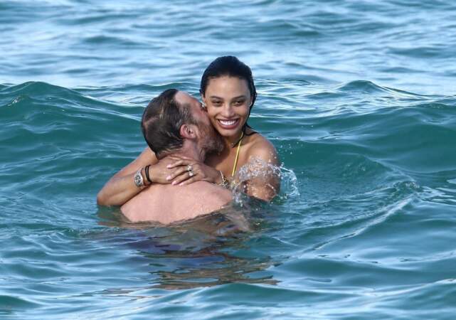 Vacances caliente pour David Guetta et Jessica Ledon à la plage à Miami le 26 mai 2021.