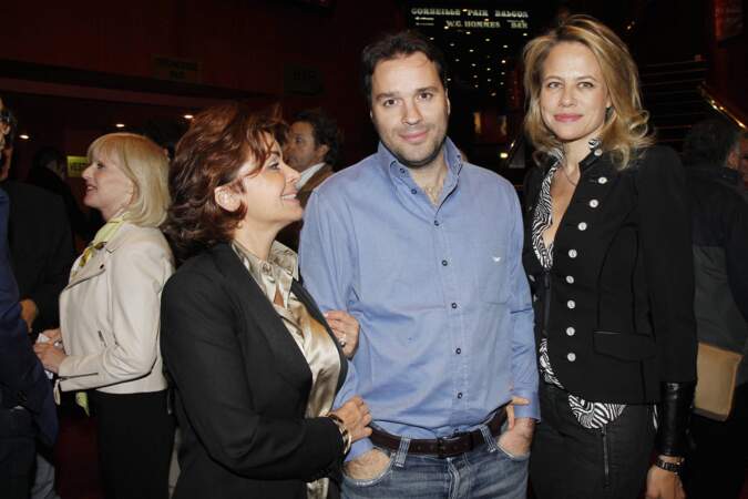 Laurent Tapie, avec sa mère Dominique, et son épouse, lors de la générale de la pièce "Les Montagnes russes", au théâtre Comédia, à Paris, en avril 2012. 