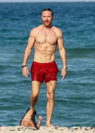 David Guetta profite d'une journée ensoleillée à la plage à Miami le 26 mai 2021.