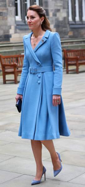Kate Middleton accessoirise son manteau bleu Catherine Walker, à une paire d'escarpins assortis.