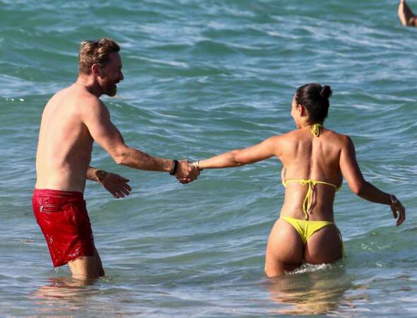 Moment de complicité entre David Guetta et sa compagne Jessica Ledon à la plage à Miami le 26 mai 2021.