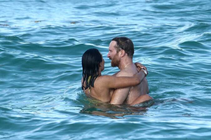 Après-midi tendresse pour David Guetta et Jessica Ledon à la plage à Miami le 26 mai 2021.