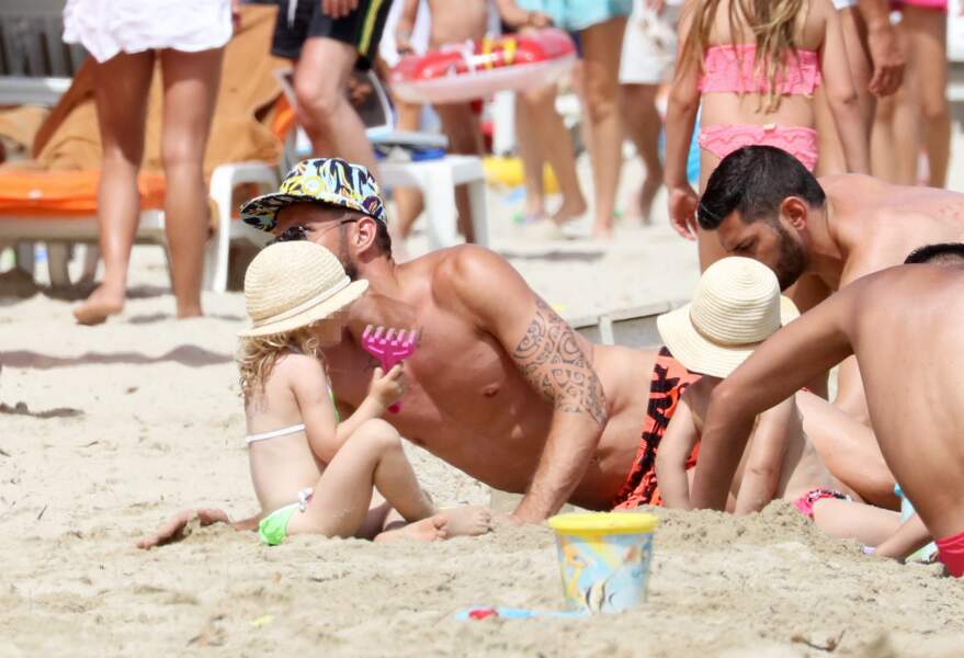 Olivier Giroud et sa fille Jade sur la plage de Pampelonne avec des amis à Saint-Tropez, le 22 juillet 2016. 