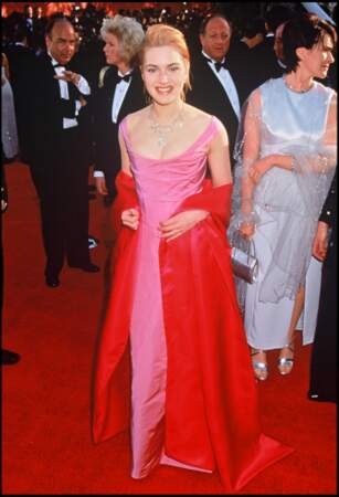 Kate Winslet en 1996 : chignon et robe bustier aux Oscar