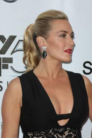 Kate Winslet en 2015 : maquillage hollywoodien, queue de cheval blonde et décolleté original