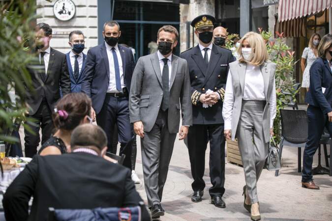 Brigitte Macron branchée en gilet sans manche et pantalon cigarette gris assortis dans la Drôme le 8 juin 2021.
