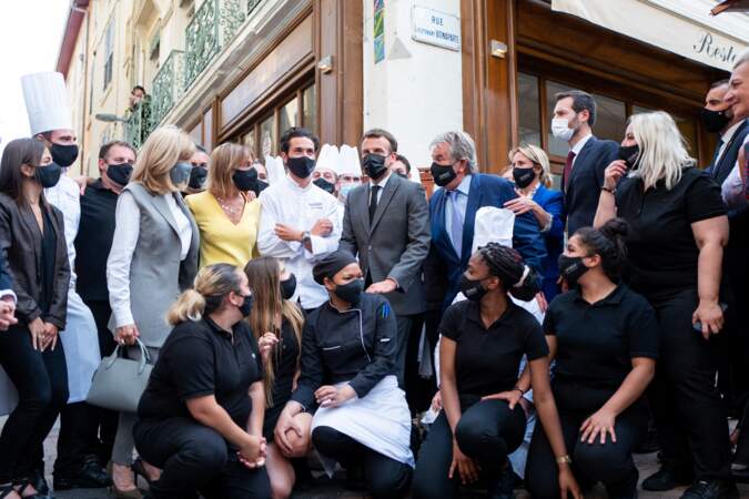 Brigitte Macron a misé sur un look gris et blanc pour cette visite officielle à Valence le 8 juin 2021.