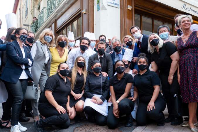 Pour une fois, Brigitte Macron n'a pas assorti la couleur de son masque à sa tenue mais à choisi un masque bleu.