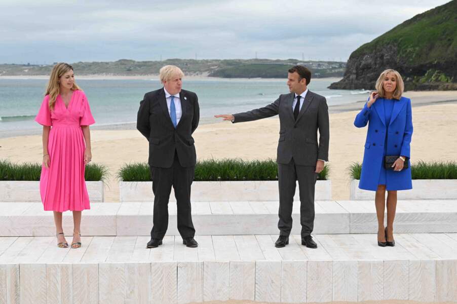 Brigitte Macron a revêtu sa panoplie de voyage officiel :  des collants chairs, une robe droite et son manteau long assortis, une pochette et des escarpins. Le tout signé Louis Vuitton.