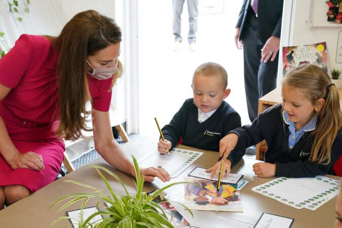 Kate Middleton toujours aussi à l'aise à l'école avec des enfants.