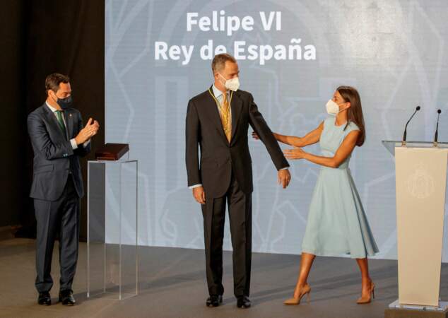 Le roi Felipe VI a reçu cette accolade des mains de Juanma Moreno, président de la Junta de Andalucía, le 14 juin