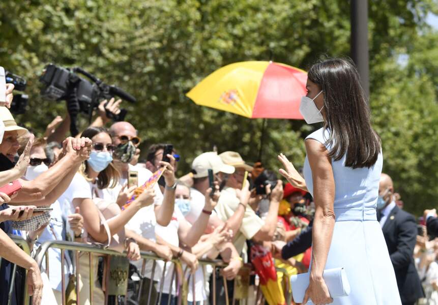 La reine Letizia prend le temps de saluer la foule devant le palais de San Telmo à Séville, Espagne, le 14 juin