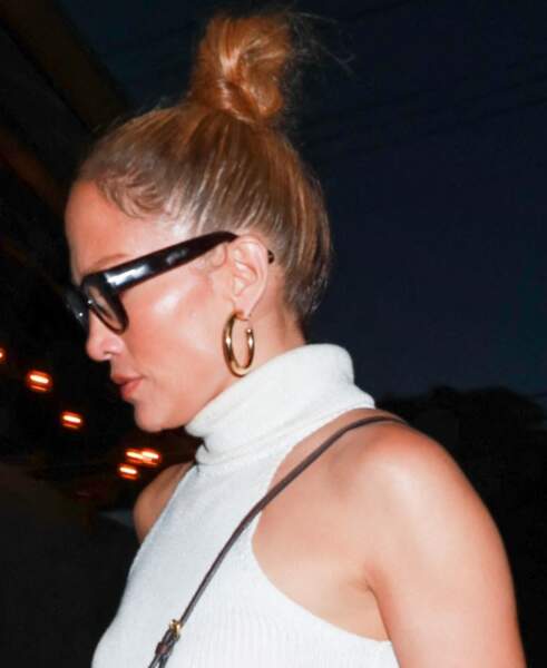 Jennifer Lopez avec un bun très haut et très serré en juin 2021