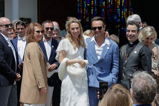 Laura Smet et sa robe de mariée bi-matière signée Delphine Manivet, prend la pose avec son frère, David Hallyday et sa mère Nathalie Baye.