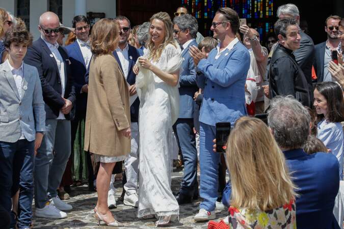 Laura Smet radieuse pour son mariage avec Raphael Lancrey Javal, dans une robe de mariée Delphine Manivet et une paire d'escarpins blancs assortis.