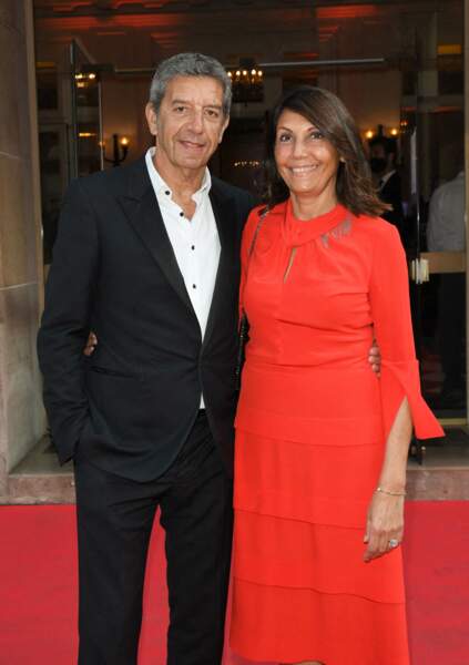 Michel Cymes et sa femme Nathalie Cymes ont pris la pose ensemble, lors de la soirée de gala "Enfance majuscule" à la salle Gaveau, à Paris, le 15 juin 2021.