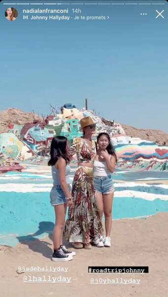 Laeticia Hallyday, Jade et Joy posent devant "La Montagne du Salut", un lieu mêlant l'art et la religion