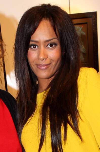 Amel Bent en 2011 : cheveux longs ultra raides, frange séparée et extensions