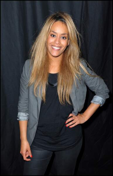 Amel Bent en 2012 : cheveux longs, blonds et lisses