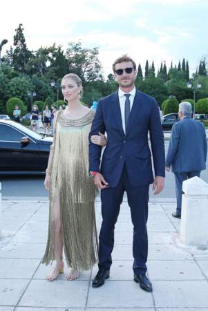 Ce jeudi 17 juin, Beatrice Borromeo et Pierre Casiraghi ont pris la pose devant les photographes à leur arrivée au défilé de mode Dior Cruise 2022 en Grèce.