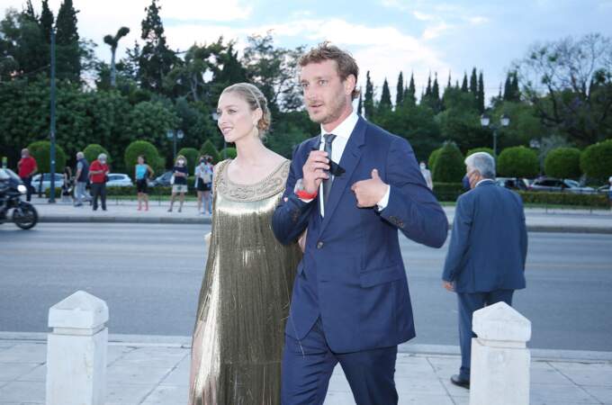 Direction le front row pour Beatrice Borromeo et son mari Pierre Casiraghi à leur arrivées au défilé de mode Dior Cruise 2022 au stade Panathenaic à Athènes.