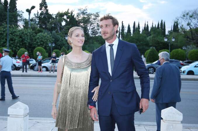 À leur arrivée au défilé de mode Dior Cruise 2022 ce jeudi 17 juin, Beatrice Borromeo est apparue dans une robe à frange dorée et Pierre Casiraghi dans un costume.