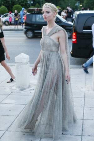 L'actrice Anya Taylor-Joy fait son entrée au stade Panathenaic à Athènes pour assister au défilé Dior.