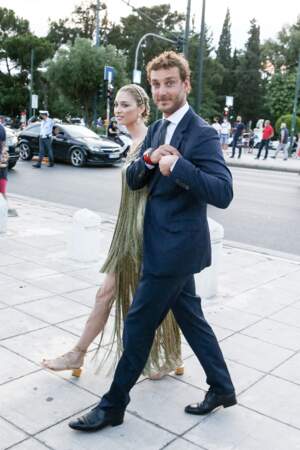 Pierre Casiraghi aux côtés de son épouse, Beatrice Borromeo avant d'assister au défilé de mode Dior Cruise 2022 au stade Panathenaic à Athènes ce 17 juin.