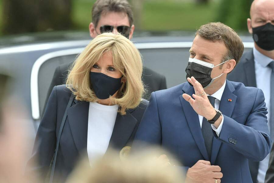 Brigitte et Emmanuel Macron main dans main pour aller voter aux élections régionales et départementales. 