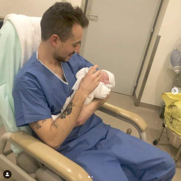 Pour la fête des pères ce dimanche 20 juin, Alexandra Rosenfeld a publié une photo d'Hugo Clément prise à l'hôpital après la naissance de Jim.
