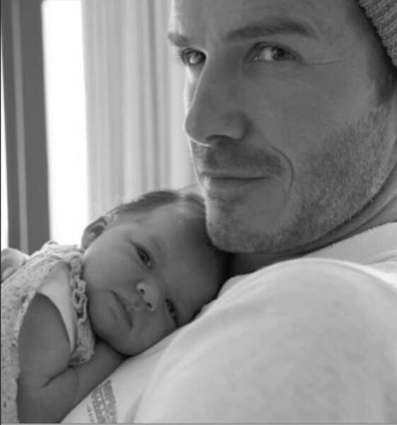 Moment de nostalgie pour David Beckham le jour de la fête des pères avec ce tendre cliché en noir et blanc. 