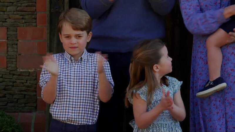 Le prince George et la princesse Charlotte devant leur maison