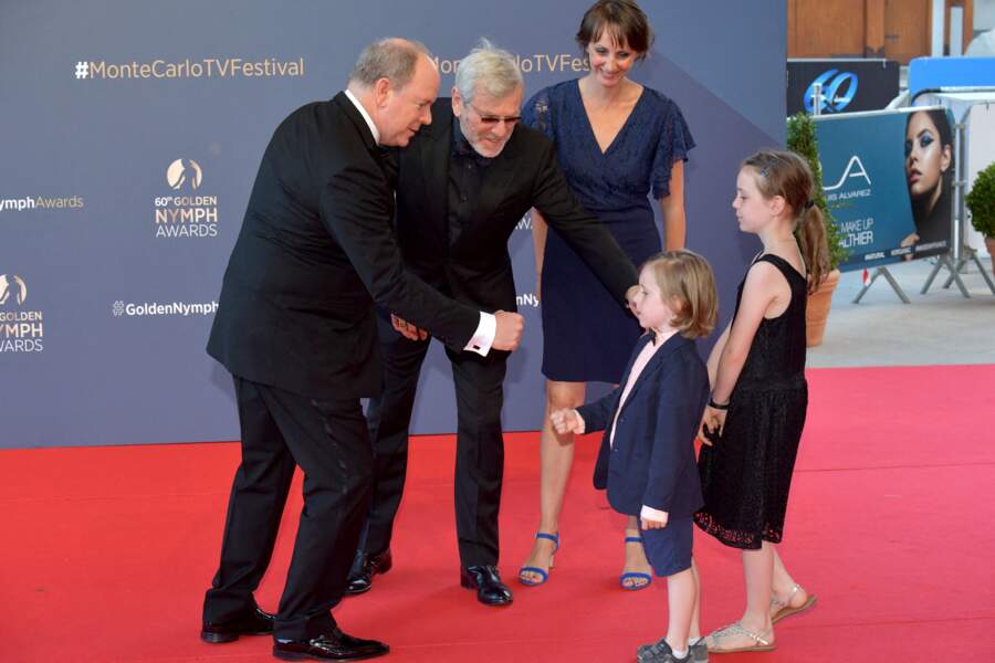 Le prince Albert II de Monaco, qui est lui-même papa, a pris le temps de saluer Tchéky Karyo, Valérie Kéruzoré et leurs enfants lors du 60ème festival de télévision de Monte Carlo, ce mardi 22 juin dernier 2021, à Monaco