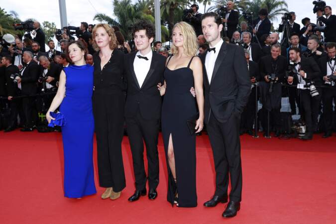 Virginie Efira en 2016 au Festival de Cannes :  elle s'illustre en noir, dans une robe bustier très élégante et fendue sur le devant.