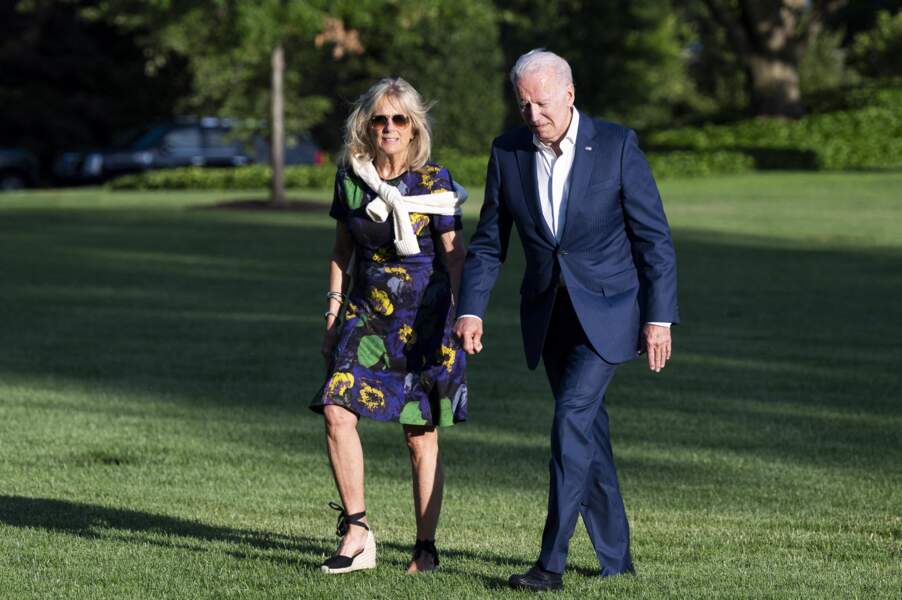 Jill Biden le 27 juin 2021 mixe espadrilles compensées et robe d'été de retour de Camp David.
