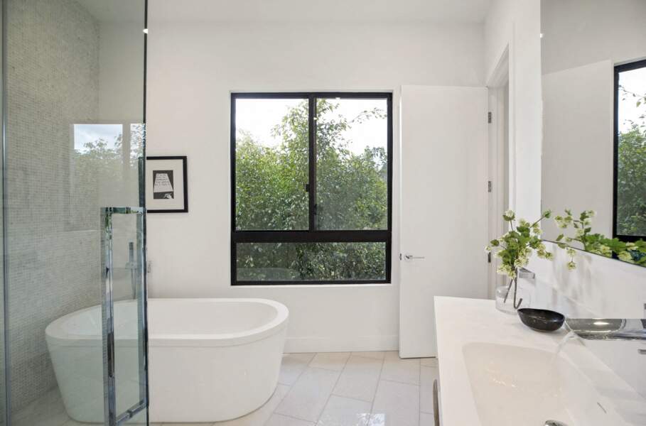 L'une des nombreuses salles de bain que compte la nouvelle villa de Brooklyn Beckham et Nicola Pelz