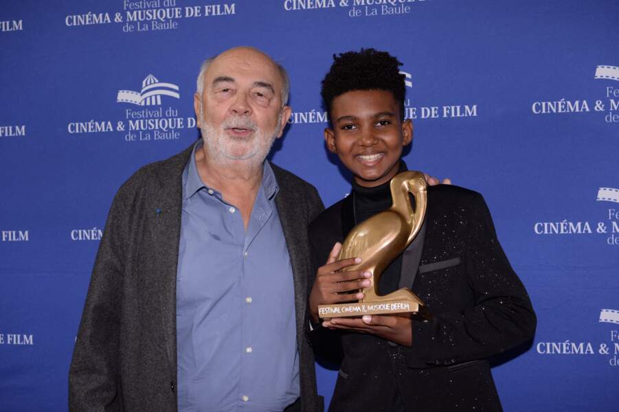 Gérard Jugnot, qui a reçu le prix du public pour son film "Le Petit Piaf", et l'acteur Soan, lors de la cérémonie de clôture du 7 ème Festival de cinéma et musique de film de La Baule, le 26 juin 2021
