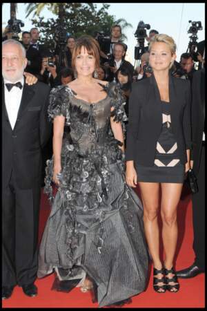 Virginie Efira en 2007 au Festival de Cannes : elle dévoile ses jambes en robe courte et escarpins à talons