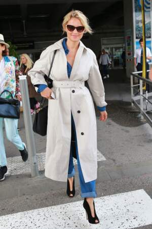 Virginie Efira en 2019 : même à l'aéroport de Cannes, elle assure en trench et une paire d'escarpins incroyable.