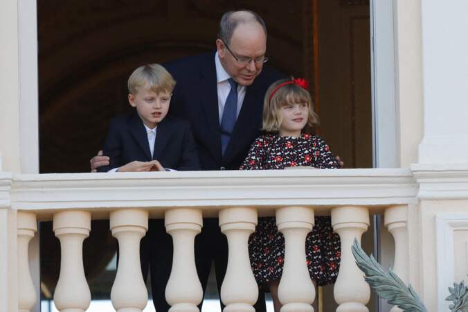 Le prince Albert II de Monaco et ses enfants le prince héréditaire Jacques et la princesse Gabriella - Le prince Albert II de Monaco et ses enfants assistent depuis le balcon du palais à la célébration de la Fête Dieu à Monaco le 3 juin 2021.
