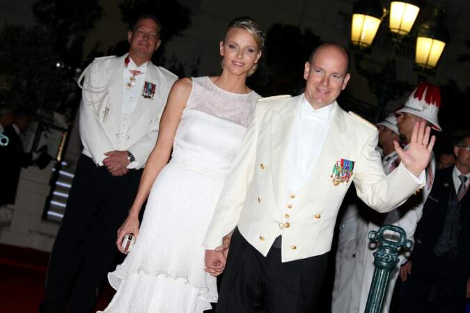 Charlene de Monaco et le prince Albert II épanouis le jour de leur mariage religieux, le 1er juillet 2011