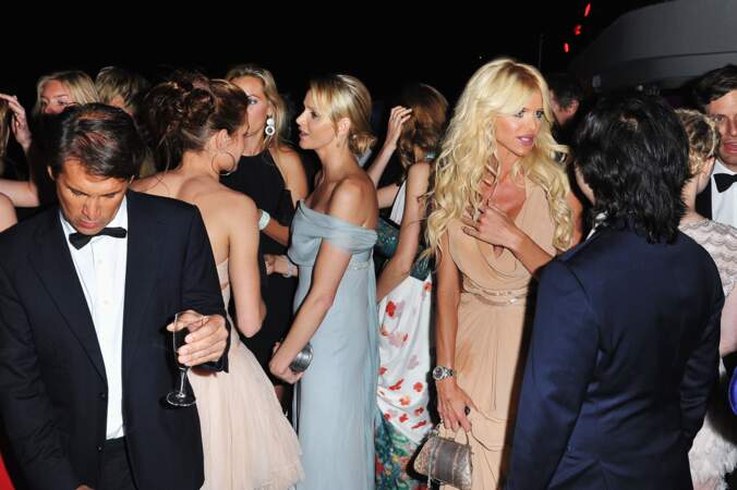 Charlene de Monaco avec son amie Victoria Silvstedt à l'occasion de la soirée de gala AMFAR à Cannes, le 19 mai 2011