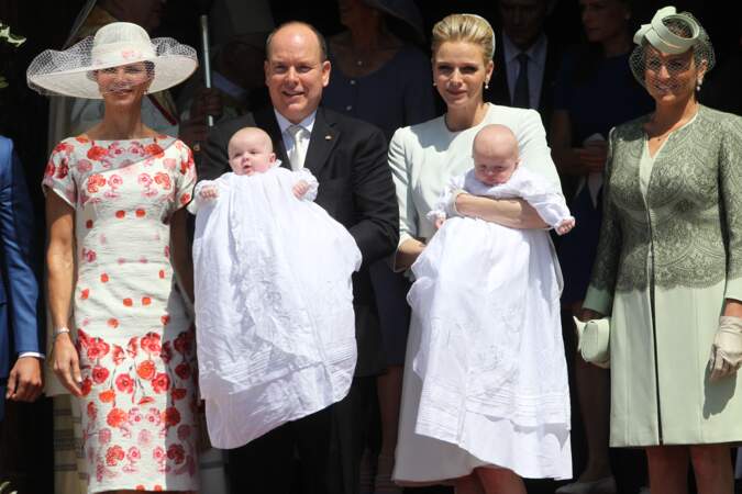 Nerine Pienaar, marraine de Gabriella prend la pose aux côtés du prince Albert II et de Charlene de Monaco lors du baptême des enfants princiers, à Monaco, le 1à mai 2015