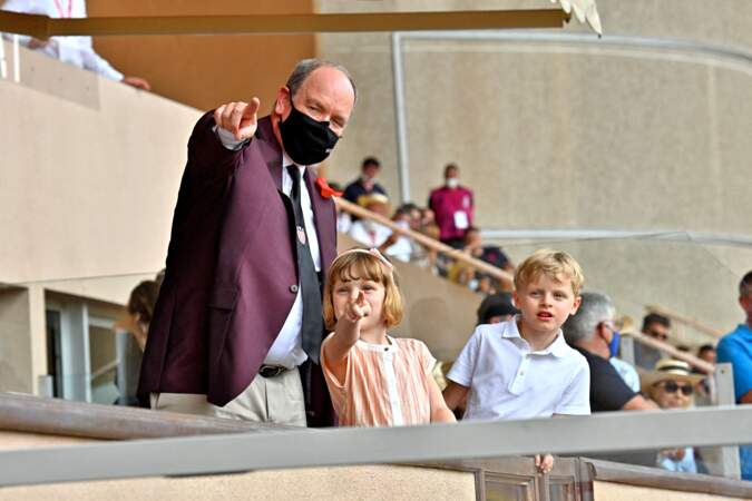 Le prince Albert II de Monaco et ses enfants Jacques et Gabriella durant la dernière journée du World Rugby Sevens Repechage tournament qui s'est déroulée au Stade Louis II le 20 juin 2021.