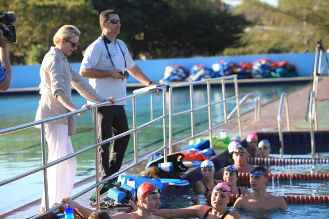 Chad Le Clos accompagne Charlene de Monaco à l'entraînement des nageurs à la piscine Pinetown, à Durban en Afrique du Sud, le 10 août 2012