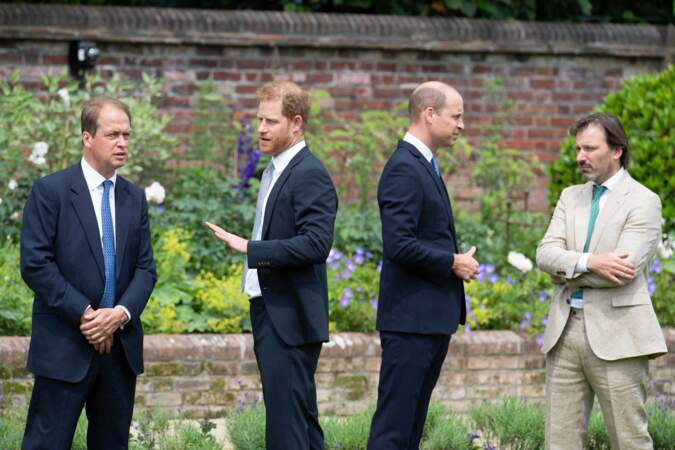 William et Harry en discussion avec leurs secrétaires et le designer du jardin de Kensington, le 1er juillet 2021