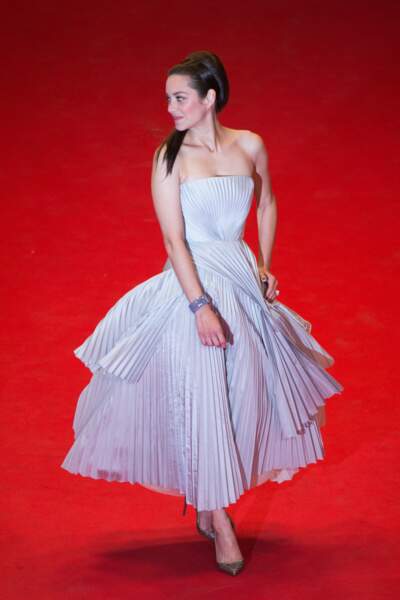 Marion Cotillard en 2014 : lumineuse en robe tafta gris claire plissée Dior Haute Couture et des escaprins Christian Louboutin lors du 67 ème Festival du film de Cannes 