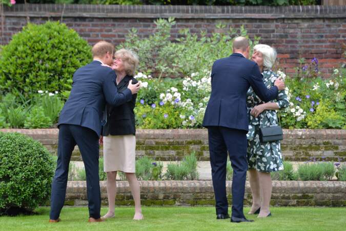 William et Harry retrouvent leur famille à l'inauguration de la statue de leur mère Diana dans les jardins de Kensington Palace à Londres, le 1er juillet 2021.
