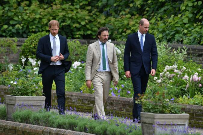 William, Harry et en compagnie du designer des jardins de Kensington, Pip Morrison, lors de l'inauguration de la statue de Diana, le 1er juillet 2021.