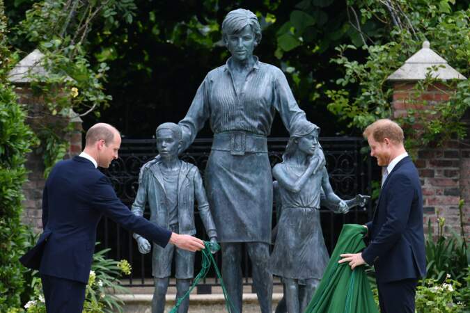 William et Harry dévoilent la statue de leur mère Diana dans les jardins de Kensington Palace à Londres, le 1er juillet 2021.